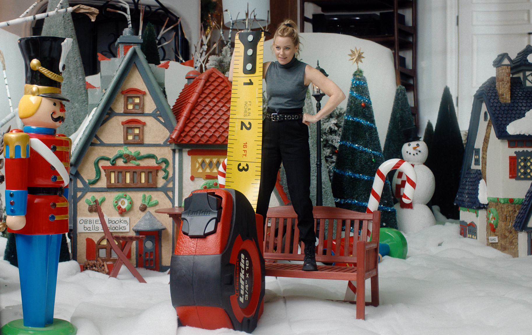 Elizabeth Banks as Lindy during The Miniature Wife Season 1.