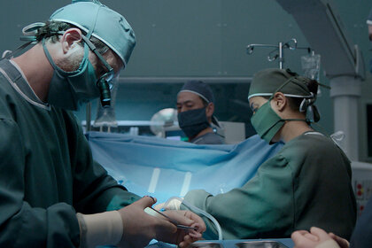 Edgar Ramírez (L) in Dr. Death