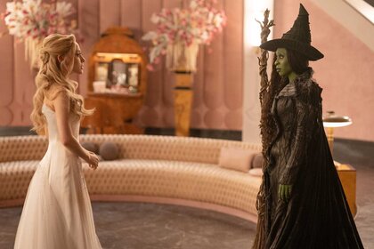 Glinda and Elphaba talking in Wicked: For Good (2025).
