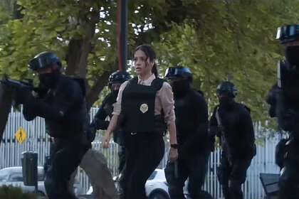 Police walking down a street in Lobo, Morir Matando Season 1.