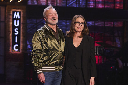 Tina Fey and Graham Norton talking in Saturday Night Live UK Season 1 Episode 1.