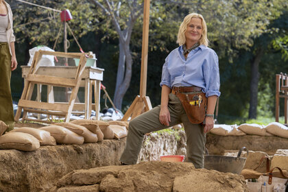 Elise (Amy Poehler) standing in an archeological site in Dig Season 1.