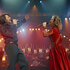 Mike (Hugh Jackman) and Claire (Kate Hudson) sing onstage together in Song Sung Blue (2025).