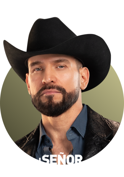 Man in cowboy hat from El Senior De los Cielos