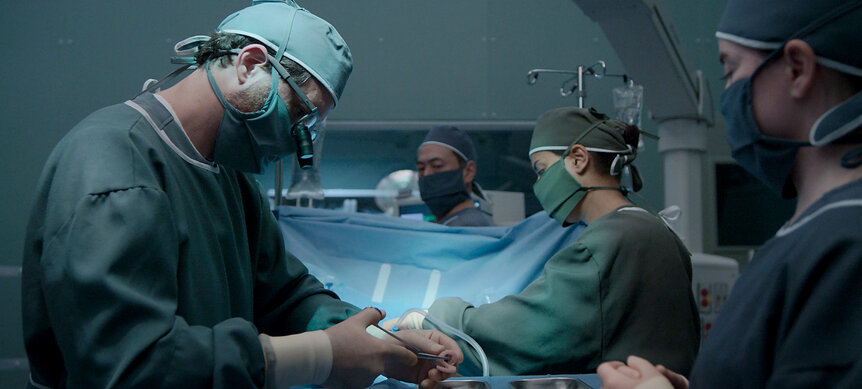 Edgar Ramírez (L) in Dr. Death