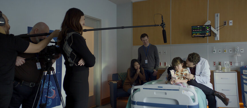 Mandy Moore (L) and Edgar Ramírez (R) in Dr. Death