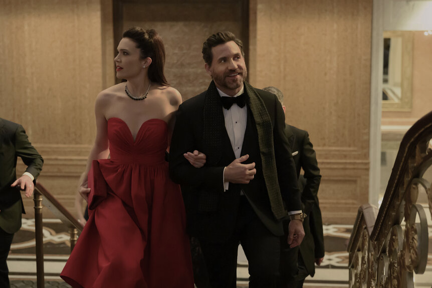Mandy Moore (L) and Edgar Ramírez (R) in Dr. Death