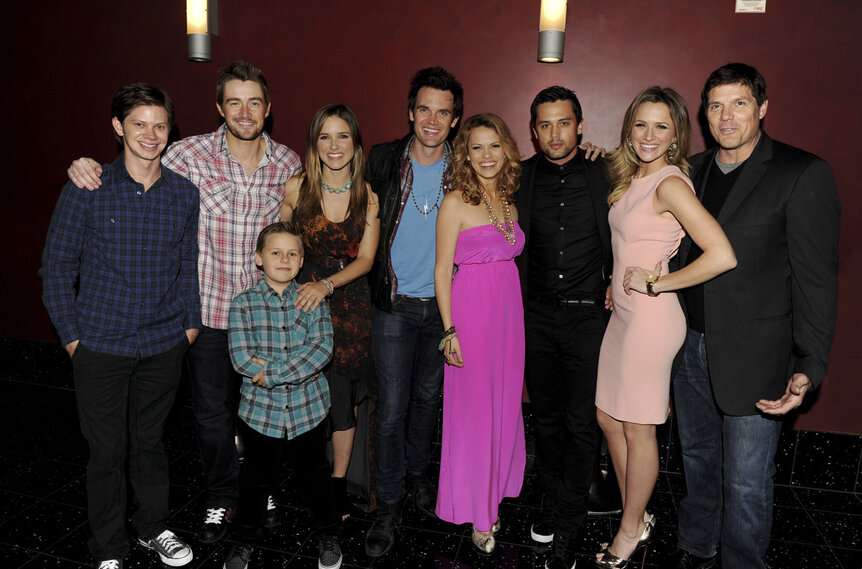 Lee Norris, Robert Buckley, Jackson Brundage, Sophia Bush, Tyler Hilton, Bethany Joy Galeotti, Stephen Colletti, Shantel VanSanten and Paul Johansson posing together.