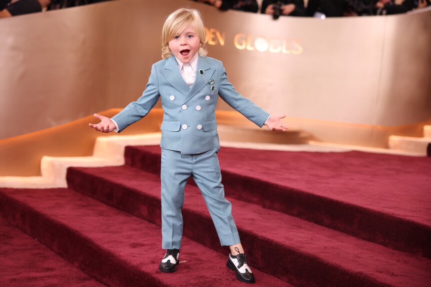 Duke McCloud poses in a powder blue suit at the 2026 Golden Globes red carpet.