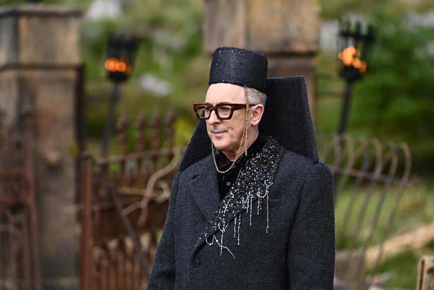 Alan Cumming wears an all-black outfit on The Traitors Season 4 Episode 1.