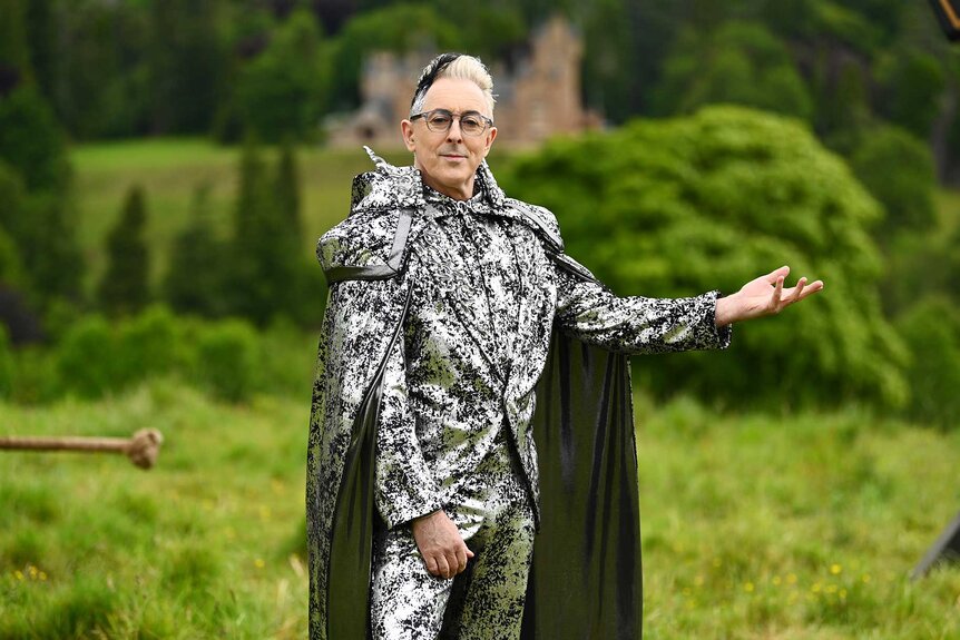 Alan Cumming outside on The Traitors Season 4 Episode 2.