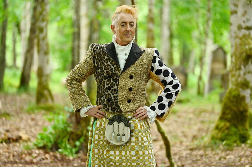 Alan Cumming standing with his arms on his hips on The Traitors Season 4 Episode 6.