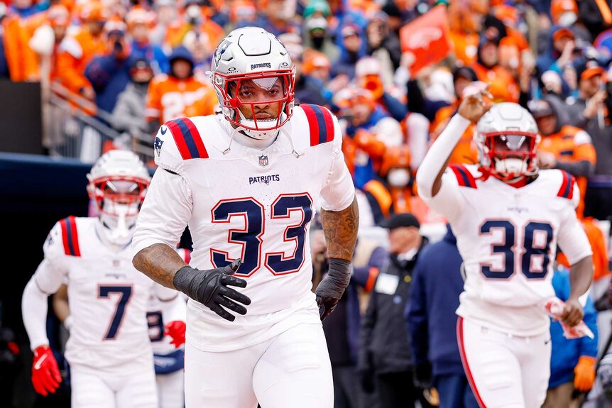 Anfernee Jennings of the New England Patriots running with teammates to the field prior to the AFC Championship game.