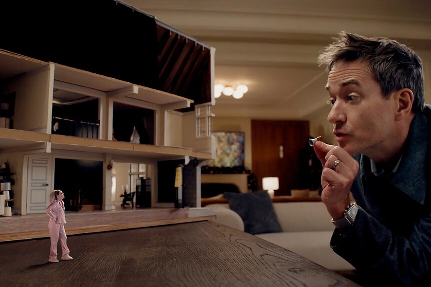 A tiny Lindy (Elizabeth Banks) pouts as Les (Matthew Macfadyen) holds a little microphone up to her on The Miniature Wife Season 1.