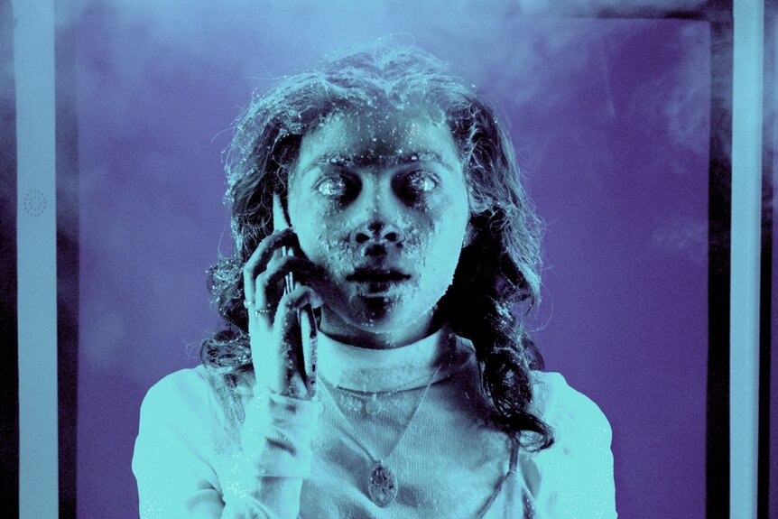 A girl on the phone is completely frozen in Freaky (2020).