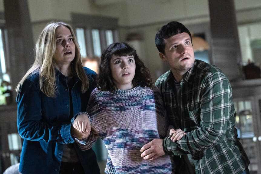 Vanessa Shelly (Elizabeth Lail), Abby Schmidt (Piper Rubio), and Mike Schmidt (Josh Hutcherson) in Five Nights at Freddy’s 2.