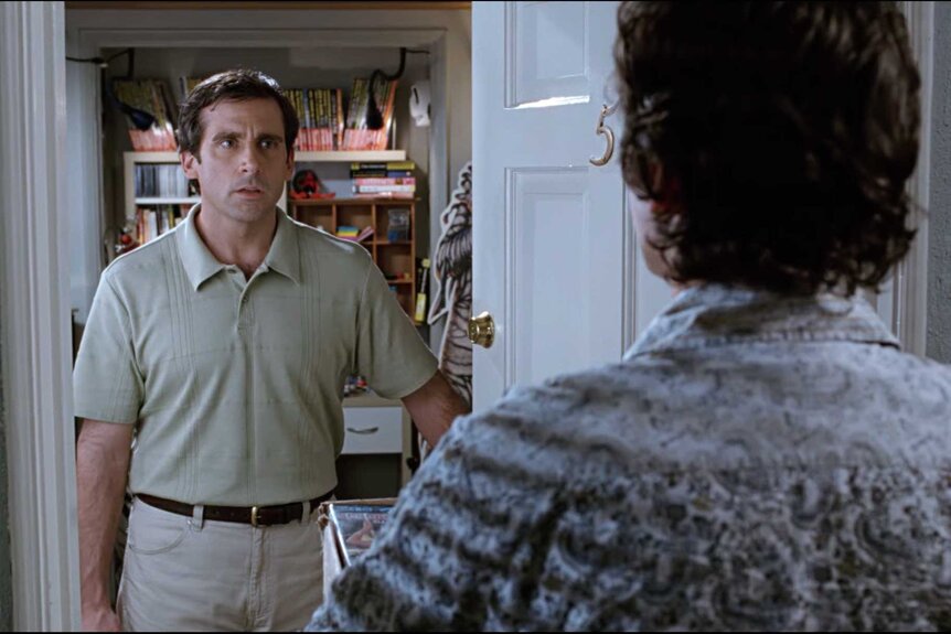 Andy Stitzer looking out his door in The 40 Year Old Virgin (2005).