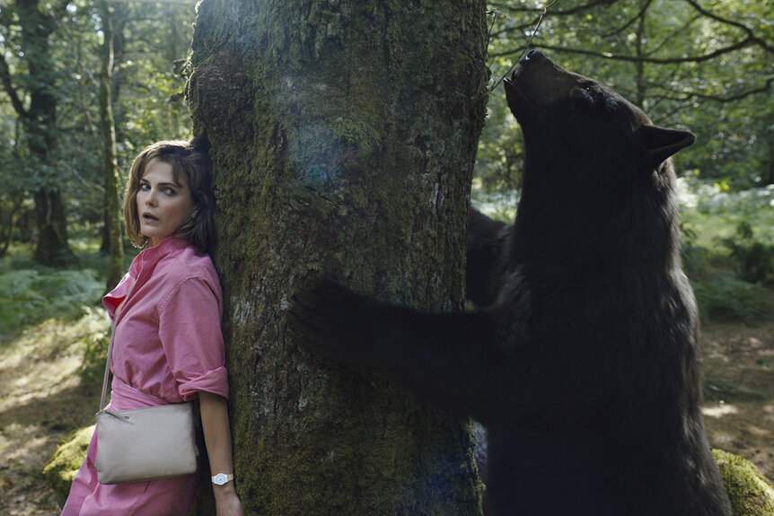 A woman hiding from the bear in Cocaine Bear (2023).