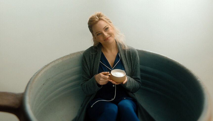 Elizabeth Banks as Lindy during The Miniature Wife Season 1.