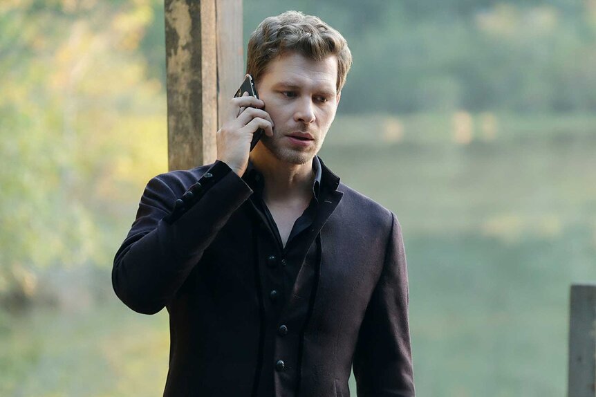 Klaus Mikaelson talking on the phone in The Originals Season 5 Episode 7.