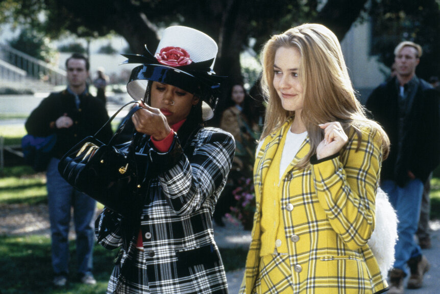 Dionne (Stacey Dash) and Cher (Alicia Silverstone) walking together in Clueless (1995).